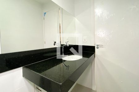 Banheiro de kitnet/studio para alugar com 1 quarto, 40m² em Santa Tereza, Belo Horizonte