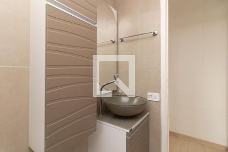 Banheiro de apartamento à venda com 1 quarto, 40m² em Santana, Porto Alegre