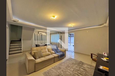 Sala de casa de condomínio para alugar com 4 quartos, 280m² em Vargem Grande, Rio de Janeiro