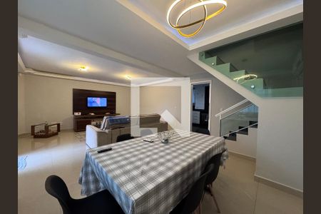 Sala de casa de condomínio para alugar com 4 quartos, 280m² em Vargem Grande, Rio de Janeiro