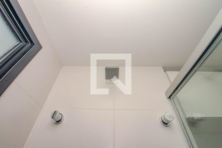 Banheiro de kitnet/studio para alugar com 1 quarto, 42m² em São João, Porto Alegre