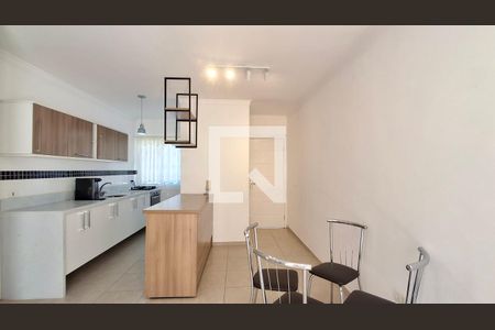 Sala de casa de condomínio para alugar com 2 quartos, 64m² em Parque Taquaral, Campinas