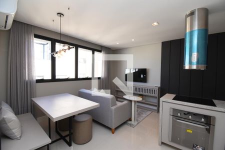 Sala e Cozinha de apartamento para alugar com 1 quarto, 50m² em São Francisco, Curitiba