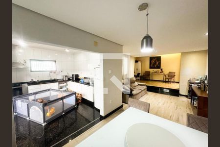 Sala de casa à venda com 3 quartos, 206m² em Serrano, Belo Horizonte