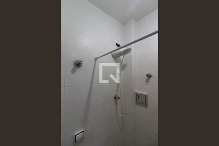 Banheiro de kitnet/studio para alugar com 1 quarto, 27m² em Água Branca, São Paulo