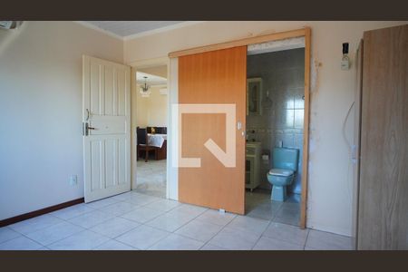 Quarto 1 com acessibilidade ao banheiro  de casa à venda com 4 quartos, 180m² em Cavalhada, Porto Alegre