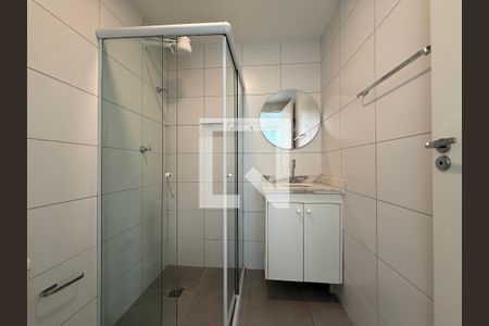 Banheiro social de kitnet/studio para alugar com 1 quarto, 30m² em República, São Paulo