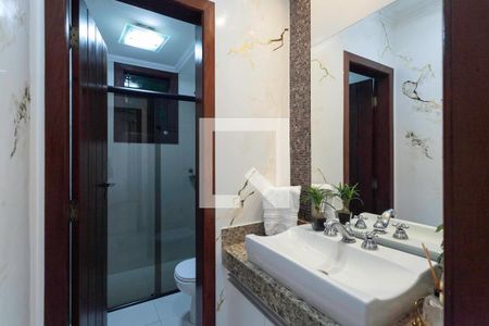 Banheiro social 1 de casa à venda com 3 quartos, 369m² em Cabral, Contagem