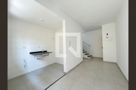 Sala de casa de condomínio à venda com 2 quartos, 52m² em Santa Maria, Osasco
