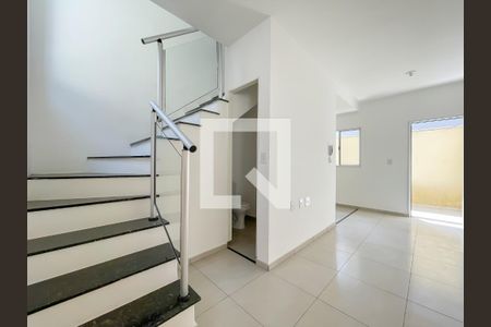 Sala de casa de condomínio à venda com 2 quartos, 52m² em Santa Maria, Osasco