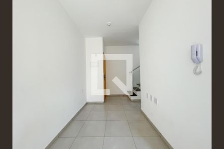 Sala de casa de condomínio à venda com 2 quartos, 52m² em Santa Maria, Osasco