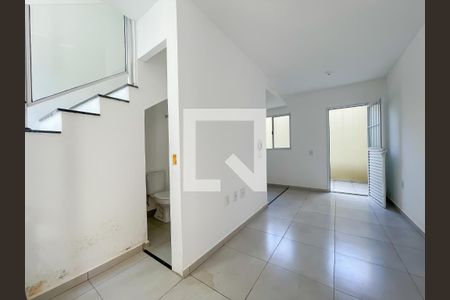 Sala de casa de condomínio à venda com 2 quartos, 52m² em Santa Maria, Osasco