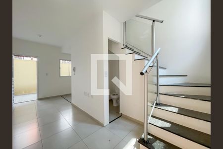 Sala de casa de condomínio à venda com 2 quartos, 52m² em Santa Maria, Osasco