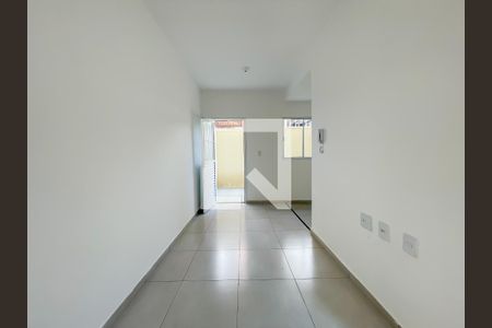 Sala de casa de condomínio à venda com 2 quartos, 52m² em Santa Maria, Osasco