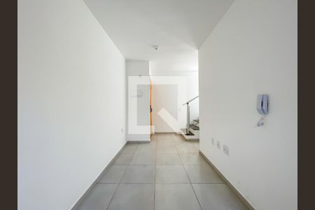 Sala de casa de condomínio à venda com 2 quartos, 52m² em Santa Maria, Osasco