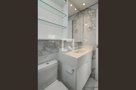 Banheiro da Suíte de apartamento à venda com 1 quarto, 54m² em Três Figueiras, Porto Alegre