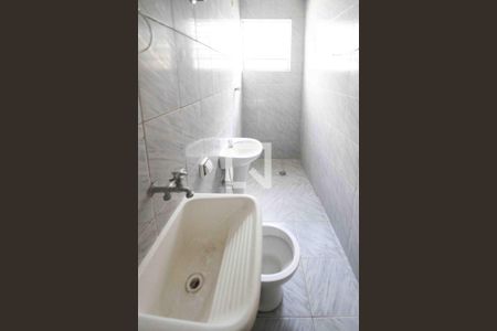 Banheiro e Área de Serviço de casa para alugar com 1 quarto, 30m² em Vila California, São Paulo