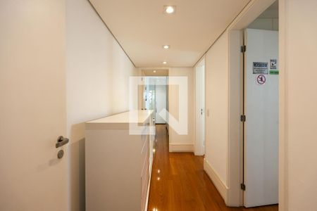 Corredor de apartamento para alugar com 3 quartos, 195m² em Vila Andrade, São Paulo