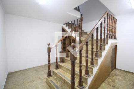 Escada de casa para alugar com 5 quartos, 365m² em Vila Tramontano, São Paulo