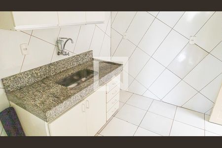 Cozinha de apartamento para alugar com 2 quartos, 55m² em Glória, Belo Horizonte