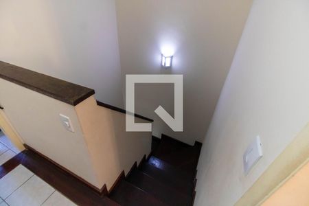 Escada  de casa de condomínio para alugar com 3 quartos, 120m² em Itaipu, Niterói