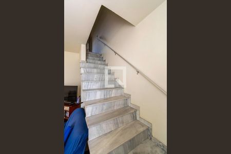 Casa frente - Sala - Acesso ao 2º andar de casa à venda com 5 quartos, 157m² em Vigário Geral, Rio de Janeiro