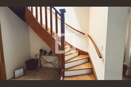 Escada de casa para alugar com 4 quartos, 240m² em Santa Teresinha, São Paulo