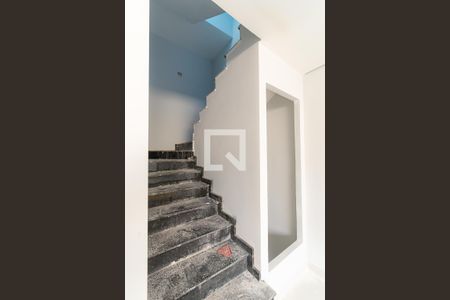 Escada de casa de condomínio para alugar com 3 quartos, 152m² em Água Rasa, São Paulo