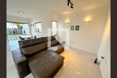 Sala de TV de casa para alugar com 2 quartos, 85m² em São João do Rio Vermelho, Florianópolis