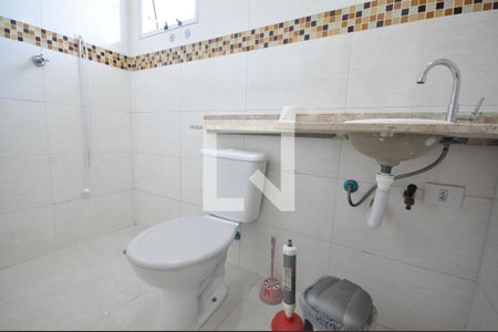 Banheiro da Suíte 1 de casa de condomínio para alugar com 2 quartos, 47m² em Vila Mazzei, São Paulo