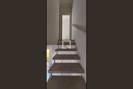 escada de casa de condomínio para alugar com 2 quartos, 46m² em Chácara Rincão, Cotia