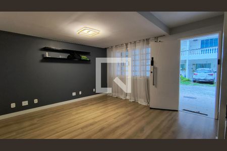 Sala de casa de condomínio para alugar com 3 quartos, 130m² em Recreio dos Bandeirantes, Rio de Janeiro