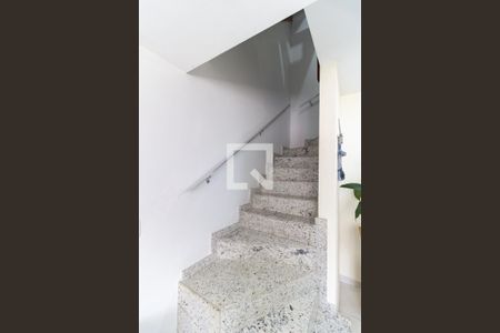 Escada de casa de condomínio à venda com 3 quartos, 112m² em Vila Moraes, São Paulo