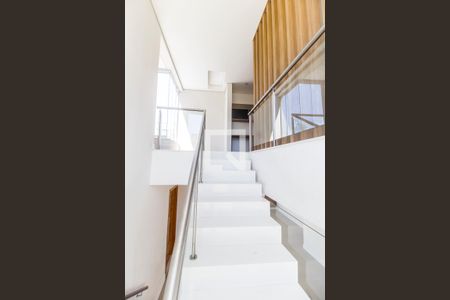 Escada de apartamento para alugar com 4 quartos, 385m² em Residencial Onze (alphaville), Barueri