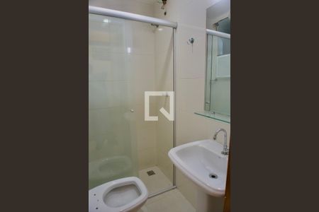 Banheiro de kitnet/studio para alugar com 1 quarto, 30m² em João Pinheiro, Belo Horizonte