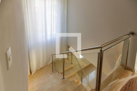 Escadas de casa à venda com 4 quartos, 400m² em Adalgisa, São Paulo