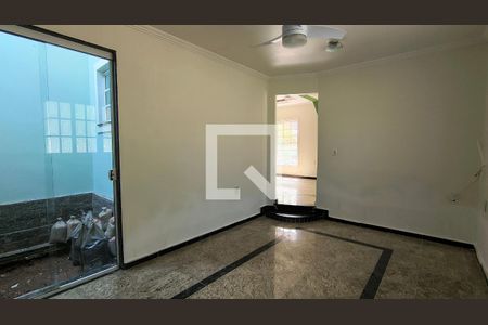 Sala de casa de condomínio para alugar com 4 quartos, 228m² em Vargem Pequena, Rio de Janeiro