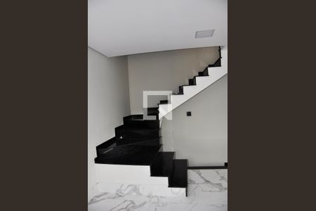 Detalhe - Escada Quartos de casa para alugar com 2 quartos, 115m² em Vila Mangalot, São Paulo