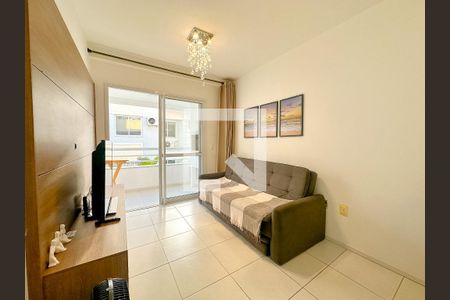 Sala de TV de apartamento para alugar com 1 quarto, 42m² em Canasvieiras, Florianópolis