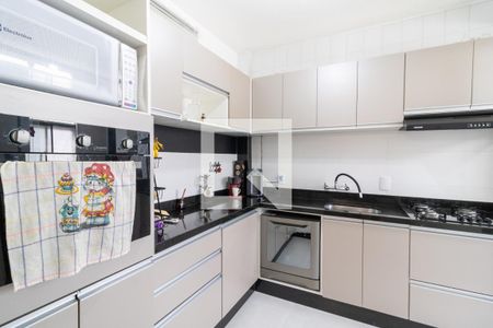 Cozinha e Área de Serviço de apartamento à venda com 2 quartos, 62m² em Cavalhada, Porto Alegre