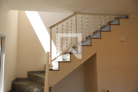 Escada de casa para alugar com 3 quartos, 140m² em Vila Zelina, São Paulo