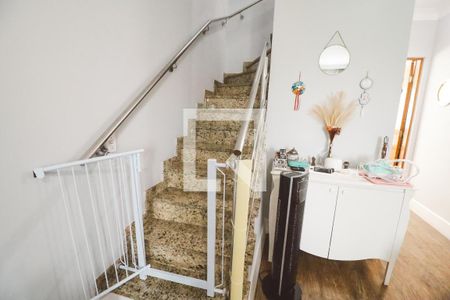 Escada de casa para alugar com 2 quartos, 72m² em Vila Romero, São Paulo