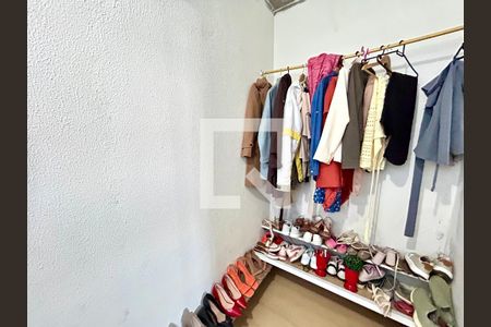 Closet da suíte de casa para alugar com 2 quartos, 116m² em Jardim do Papai, Guarulhos