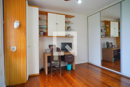 Quarto 1 de casa para alugar com 3 quartos, 241m² em Petrópolis, Porto Alegre