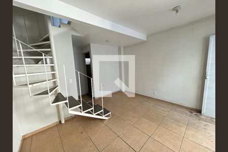 Sala de casa de condomínio para alugar com 2 quartos, 80m² em Praça Seca, Rio de Janeiro