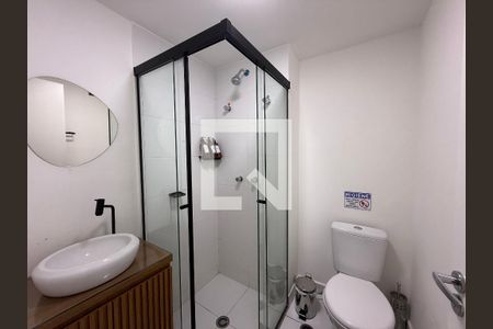 Banheiro de kitnet/studio para alugar com 1 quarto, 26m² em República, São Paulo