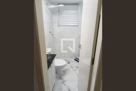 Banheiro de apartamento para alugar com 2 quartos, 55m² em Parque Sao Vicente, Santo André