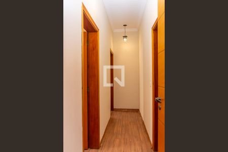 Corredor acesso aos quartos de casa para alugar com 3 quartos, 220m² em Parque Primavera, Americana