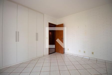 Quarto 2 de casa de condomínio para alugar com 3 quartos, 350m² em Condomínio Quintas do Sol, Brasília