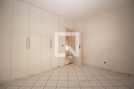 Quarto 1 de casa de condomínio para alugar com 3 quartos, 350m² em Condomínio Quintas do Sol, Brasília